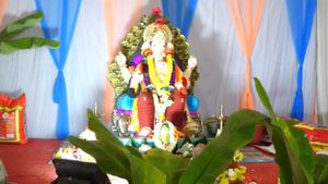 ವಾಣಿಜ್ಯ ನಗರಿಯಲ್ಲಿ ಸಾಮರಸ್ಯದ ಗಣೇಶೋತ್ಸವ: 25 ಸಾವಿರದ ವಿಗ್ರಹ ನೀಡಿದ ಮುಸ್ಲಿಂ ದಂಪತಿ