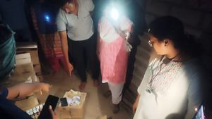  ಪುಣ್ಯಕ್ಷೇತ್ರ ಮಲೆ ಮಾದಪ್ಪನ ಬೆಟ್ಟದಲ್ಲಿ 193 ಲೀಟರ್‌ ಅಕ್ರಮ ಮದ್ಯ ವಶ, ಆರೋಪಿಗಳನ್ನು ಬಗ್ಗುಬಡಿದ ಪೊಲೀಸ್ ಪಡೆ 