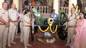  Mysuru Dasara: ಅರಮನೆಯಲ್ಲಿ ಕುಶಾಲತೋಪುಗಳಿಗೆ ವಿಶೇಷ ಪೂಜೆ; ಏನಿದರ ಮಹತ್ವ ತಿಳಿಯಿರಿ