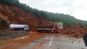 Breaking News: ಅಂಕೋಲಾದ ಶಿರೂರಿನಲ್ಲಿ ಗುಡ್ಡ ಕುಸಿತ, ನದಿಯಲ್ಲಿ ಲಾರಿ ಪತ್ತೆ 