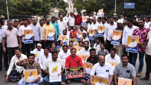  ಸಿಎಂ ಸಿದ್ದರಾಮಯ್ಯ ಅರ್ಜಿ ವಜಾ; ತವರು ಜಿಲ್ಲೆಯಲ್ಲಿ ಪರ-ವಿರೋಧ ಪ್ರತಿಭಟನೆ