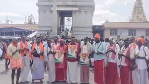 ಮಲೆ ಮಾದಪ್ಪನ ಬೆಟ್ಟದಲ್ಲಿ ಸಿಎಂ‌ ಸಿದ್ದರಾಮಯ್ಯ ಹಾಗೂ ಪತ್ನಿ ಪಾರ್ವತಮ್ಮ ಹೆಸರಲ್ಲಿ  ಅಭಿಮಾನಿಗಳಿಂದ ಪೂಜೆ