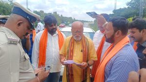  Pramod Muthalik: ನಾಗಮಂಗಲ ಪ್ರವೇಶಿಸದಂತೆ ಪ್ರಮೋದ್ ಮುತಾಲಿಕ್‌ರನ್ನು ತಡೆದ ಪೊಲೀಸರು