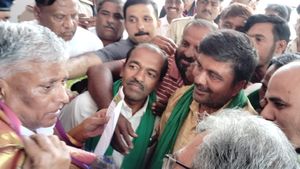 'ಕೃಷಿ ಸಾಲ ಸಂಪೂರ್ಣ ಮನ್ನಾ': ಕೇಂದ್ರ ಸಚಿವ ವಿ.ಸೋಮಣ್ಣಗೆ ರೈತರ ಹಕ್ಕು ಒತ್ತಾಯ ಪತ್ರ ಸಲ್ಲಿಕೆ