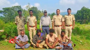 ಹನೂರು: ಕಾಡುಹಂದಿ ಬೇಟೆಯಾಡಿ ಅಡುಗೆ ಮಾಡಿ ತಿನ್ನುವಷ್ಟರಲ್ಲಿ ನಾಲ್ವರ ಬಂಧನ  