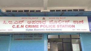 ಧಾರವಾಡ: ಪೊಲೀಸ್ ಹೆಸರಿನಲ್ಲಿ ವಿಡಿಯೋ ಕಾಲ್: ಹೆದರಿದ್ರೆ ಹಣ ಕೀಳುವ ಸೈಬರ್ ಗ್ಯಾಂಗ್ 