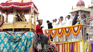 ಸಿಎಂ ಆಗಿ ಅತಿ ಹೆಚ್ಚು ಬಾರಿ ಅಂಬಾರಿ ಏರಿದ ಚಾಮುಂಡಿ ತಾಯಿಗೆ ಪುಷ್ಪಾರ್ಚನೆ ಭಾಗ್ಯ: ಕೃತಜ್ಞತೆ ಅರ್ಪಿಸಿದ  ಸಿದ್ದರಾಮಯ್ಯ 