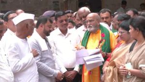 ಧಾರವಾಡ: ರೈತರ ಪಹಣಿಯಲ್ಲಿವ 'ವಕ್ಫ್' ಹೆಸರು ತೆಗೆದು ಹಾಕುವಂತೆ ಬೃಹತ್‌ ಪ್ರತಿಭಟನೆ