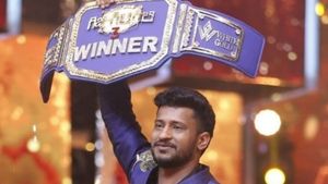  ಚಿತ್ರದುರ್ಗ: ಎಫ್‌ಐಆರ್‌ ದಾಖಲಾದ ಬೆನ್ನಲ್ಲೇ ಸ್ವಾಮಿಜಿ ಬಳಿ ಓಡೋಡಿ ಬಂದ ಹಾಸ್ಯ ನಟ ಹುಲಿ ಕಾರ್ತಿಕ್ 