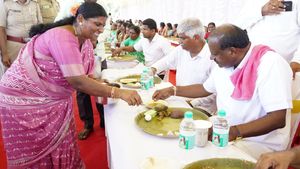  ಮಂಡ್ಯ ಗೌಡ್ರು ಸ್ಟೈಲಲ್ಲಿ ಬಿಸಿಬಿಸಿ ಬಾಡೂಟ ಸವಿದ ಕುಮಾರಣ್ಣ