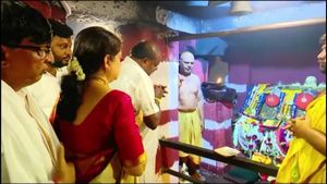 HD Kumaraswamy: ಚನ್ನಪಟ್ಟಣ ಚುನಾವಣೆ ಮಧ್ಯೆ ಕುಟುಂಬದೊಂದಿಗೆ ಹಾಸನಾಂಬೆ ದರ್ಶನ ಪಡೆದ ಹೆಚ್‌ಡಿ‌ ಕುಮಾರಸ್ವಾಮಿ 