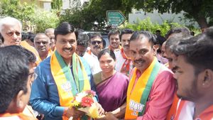 14 ವರ್ಷದ ಬಳಿಕ ಬಿಜೆಪಿ ಕಛೇರಿಗೆ ಜನಾರ್ದನ ರೆಡ್ಡಿ ಭೇಟಿ, ಕೊಟ್ಟಿ ಕರೆ ಏನು? 