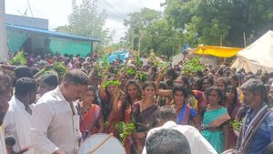 ಹಿರಿಯೂರು: ಗೊಲ್ಲಹಳ್ಳಮ್ಮನ ಭಂಡಾರೋತ್ಸವದಲ್ಲಿ ಊರ ಸೊಸೆಯಂದಿರ ಕಣಿತ 