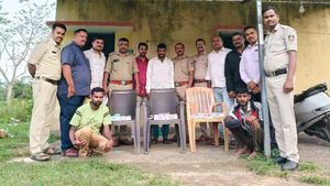  ಮದ್ದೂರು ಚೆಕ್ ಪೋಸ್ಟ್‌ನಲ್ಲಿ 2,14,610 ರೂಪಾಯಿ ಮೌಲ್ಯದ ಕೇರಳ ಲಾಟರಿ ಟಿಕೆಟ್‌ಗಳ ವಶ