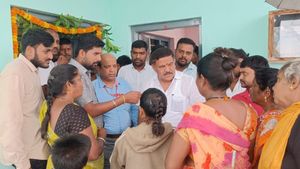 Chikkaballapur: ನಗರದಲ್ಲಿ ನಾಯಿ ಹಾಗೂ ಕೋತಿಗಳ ಹಾವಳಿ ತಪ್ಪಿಸಿ- ಶಾಸಕ ಎಸ್ಎನ್ ಸುಬ್ಬಾರೆಡ್ಡಿ ಸೂಚನೆ