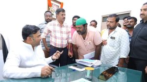  ಸಂಜೆಯಾಗುತ್ತಲೇ ಶಾಸಕರಿಗೆ ಮಾಮೂಲಿ ವಸೂಲಿಗಾಗಿ ಏಜೆಂಟರ ಆಯ್ಕೆ ಮಾಡಿಕೊಂಡಿದ್ದಾರೆ: ಹೀಗಂದಿದ್ದು ಯಾರು? 