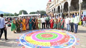 Mysuru Dasara: ಮೆರುಗು ತಂದ ದೀಪಾಲಂಕಾರ; ಗಮನ ಸೆಳೆದ ಜಾವಾ ಬೈಕ್, ರಂಗೋಲಿ ಸ್ಪರ್ಧೆ