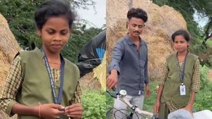  ಬರಿಗಾಲಲ್ಲೇ ಶಾಲೆಗೆ ಹೋಗ್ತಿದ್ದ ಬಾಲಕಿಗೆ ಬೆಳಕಾದ ಯುವಕರು.. ಕಣ್ಣೀರಿಟ್ಟ ನೆಟ್ಟಿಗರು!