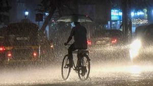 Rains: ಆಕಾಶದಲ್ಲಿ ಲೈಟ್ ಶೋ: ಕಟ್ಟಡದ ಮೇಲೆ ಸಿಡಿಲು- ದಂಗಾಗುವ ವಿಡಿಯೋ ವೈರಲ್!