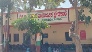 Nanjangud: 'ಅಮ್ಮನ ಕಷ್ಟ ನೋಡಲಾಗುತ್ತಿಲ್ಲ': ಪತ್ರ ಬರೆದಿಟ್ಟು ಮನೆ ಬಿಟ್ಟು ಹೋದ ಬಾಲಕ