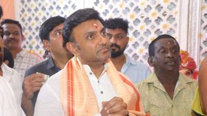  ಹೆಜ್ಜೇನು ದಾಳಿಯಿಂದ ಸಂಸದ ಸುಧಾಕರ್‌ ಜಸ್ಟ್‌ ಮಿಸ್‌, ಎಲ್ಲಿ?