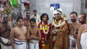  ಚಾಮರಾಜನಗರ ಜಿಲ್ಲೆಯಲ್ಲಿನ ದೇಗುಲಗಳಿಗೆ ಕುಟುಂಬ ಸಮೇತ ಸುಪ್ರೀಂ ಕೋರ್ಟ್‌ ನ್ಯಾಯಮೂರ್ತಿ ಭೇಟಿ