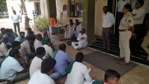 ಚಾಮರಾಜನಗರ: ಹಾಲಿನ ದರ ಏಕಾಏಕಿ ಇಳಿಸಿದ ಒಕ್ಕೂಟದ ವಿರುದ್ಧ ರೈತರ ಪ್ರತಿಭಟನೆ