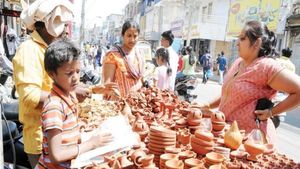 ಕೊನೆಗೂ ಕೃಪೆ ತೋರಿದ ವರುಣ: ಮೈಸೂರಿನಲ್ಲಿ ದೀಪಾವಳಿ ಖರೀದಿ ಭರಾಟೆ ಜೋರು