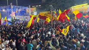 kannada rajyotsava: ಮಧ್ಯರಾತ್ರಿಯಿಂದಲೇ ಅದ್ಧೂರಿ ರಾಜ್ಯೋತ್ಸವ, ಎಲ್ಲೆಲ್ಲೂ ಕನ್ನಡ...ಕನ್ನಡ!