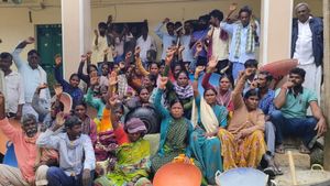 ನರೇಗಾ ಕೂಲಿ ನೀಡದೇ ಚೆಲ್ಲಾಟ: ಕೆ.ಆರ್ ಪೇಟೆಯಲ್ಲಿ ಕೂಲಿ ಕಾರ್ಮಿಕರ ದಿಢೀರ್‌ ಬೃಹತ್‌ ಪ್ರತಿಭಟನೆ