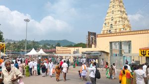  ಕಡೇ ಕಾರ್ತಿಕ ಸೋಮವಾರ: ಕೊಂಗಳ್ಳಿ ಹಾಗೂ ಮಲೆ ಮಾದಪ್ಪನ ಬೆಟ್ಟಕ್ಕೆ ಹರಿದುಬಂದ ಭಕ್ತಸಾಗರ