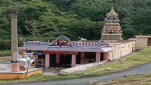  ಚಾಮರಾಜನಗರ: ಈ ದೇಗುಲಕ್ಕೆ ಮಹಿಳೆಯರಿಗಿಲ್ಲ ಪ್ರವೇಶ.! ಆದರೂ ಒಬ್ಬಾಕೆ ಎಂಟ್ರಿಕೊಟ್ಟು ಮತ್ತೆ ವಾಪಸ್, ವಿಡಿಯೋ ವೈರಲ್‌ 