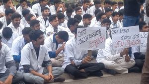  ಚಾಮರಾಜನಗರ: ರುಚಿಯಿಲ್ಲದ ಊಟ, ಡೀನ್ ದಬ್ಬಾಳಿಕೆ ಖಂಡಿಸಿ ರೊಚ್ಚಿಗೆದ್ದ ಮೆಡಿಕಲ್ ಕಾಲೇಜು ವಿದ್ಯಾರ್ಥಿಗಳು