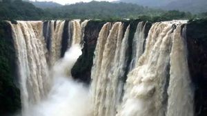 ಪ್ರವಾಸಿಗರಿಗೆ ಗುಡ್ ನ್ಯೂಸ್: ಜೋಗ ಜಲಪಾತದ ಬಳಿ ರೋಪ್ ವೇ ಹಾಗೂ ಪಂಚತಾರಾ ಹೋಟೆಲ್ ನಿರ್ಮಾಣಕ್ಕೆ ಅರಣ್ಯ ಇಲಾಖೆ ಒಪ್ಪಿಗೆ 