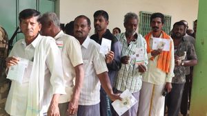 Sandur By Election: ಸಂಡೂರು ಉಪ ಚುನಾವಣೆ, ಉತ್ಸಾಹದಿಂದ ಮತದಾನ ಆರಂಭ 