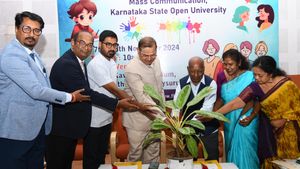 'ಮೊಬೈಲ್‌ಗೆ ಮಾರು ಹೋಗಿ ಕುಂಠಿತಗೊಂಡ ವಿದ್ಯಾರ್ಥಿಗಳ ಆಲೋಚನಾ ಶಕ್ತಿ'