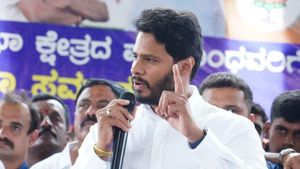 ಚನ್ನಪಟ್ಟಣದಲ್ಲಿ ಜೆಡಿಎಸ್ ಕಾರ್ಯಕರ್ತರಿಗೆ ಹಿಂಸೆ: ಖಡಕ್ ಎಚ್ಚರಿಕೆ ಕೊಟ್ಟ ನಿಖಿಲ್ 