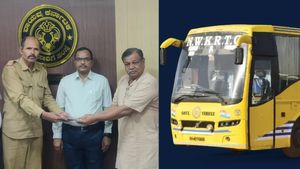 NWKRTC: ಪ್ರಯಾಣಿಕ ಮರೆತಿದ್ದ ವಸ್ತು ಹಿಂತಿರುಗಿಸಿ ಪ್ರಾಮಾಣಿಕತೆ ಮೆರೆದ ಬಸ್ ಡ್ರೈವರ್