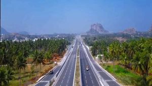 ಬೆಂಗಳೂರು-ಮಂಗಳೂರು ಬೈಪಾಸ್ ರಸ್ತೆಯಲ್ಲಿ ಬಸ್‌ ಅಡ್ಡಗಟ್ಟಿ ತಲ್ವಾರ್‌ನಿಂದ ಗ್ಲಾಸ್‌ ಹೊಡೆದ ಕಿಡಿಗೇಡಿ
