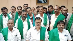 ಮೈಸೂರು: ರೈತ ವಿರೋಧಿ ನಡೆ ಖಂಡಿಸಿ ಪ್ರಧಾನಿ ಪ್ರತಿಕೃತಿ ದಹನ ಚಳುವಳಿ