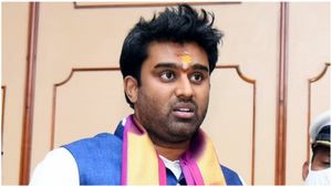  ನಾನು ಪೆನ್‌ಡ್ರೈವ್ ಹಂಚಿ ಎಂಎಲ್‌ಸಿ ಆಗಿಲ್ಲ: ಸೂರಜ್‌ ರೇವಣ್ಣ ಹೇಳಿದ್ದು ಯಾರಿಗೆ?