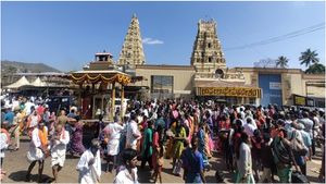 ಮಾದಪ್ಪನ ರಥೋತ್ಸವಕ್ಕೆ ಕ್ಷಣಗಣನೆ: ಮಲೆ ಮಹದೇಶ್ವರ ಬೆಟ್ಟದಲ್ಲಿ ಭಕ್ತ ಸಾಗರ