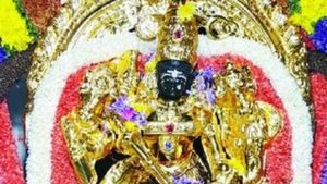 ತಮಿಳುನಾಡು ಭಕ್ತನಿಂದ ಚಾಮಂಡೇಶ್ವರಿಗೆ ಚಿನ್ನ ಲೇಪಿತ ಕವಚ ಅರ್ಪಣೆ