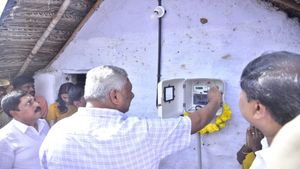 ಶತಮಾನಗಳಿಂದ ಕತ್ತಲು ತುಂಬಿದ್ದ ಪಾಲಾರ್ ಹಾಡಿವಾಸಿಗಳ ಮನೆಗಳಲ್ಲಿ ಕೊನೆಗೂ ಬೆಳಕು