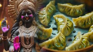 Kali Temple: ಈ ಕಾಳಿ ದೇವಿಗೆ ನೈವೇದ್ಯಕ್ಕಾಗಿ ನೂಡಲ್ಸ್, ಮೊಮೊಸೇ ಬೇಕು ಯಾಕೆ ಗೊತ್ತಾ?