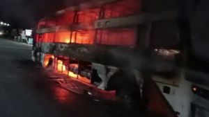 ಬೆಳ್ಳಂಬೆಳಗ್ಗೆ ಹೊತ್ತಿ ಉರಿದ ಖಾಸಗಿ ಬಸ್‌: ಪ್ರಯಾಣಿಕರು ಪಾರಾಗಿದ್ದೇಗೆ?