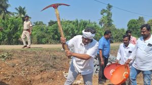 ಶಾಲೆ ಕಾಂಪೌಂಡ್ ನಿರ್ಮಾಣಕ್ಕೆ ಶ್ರಮದಾನ ಮಾಡಿದ ಸಚಿವ ಮಧು ಬಂಗಾರಪ್ಪ
