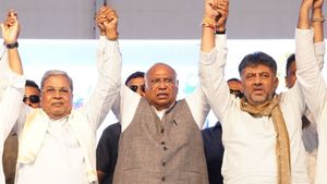 ಸರ್ಕಾರ ಬೀಳಿಸಲು ಪ್ಲ್ಯಾನ್‌ ಆಗಿದೆ, ಏನೇ ಮನಸ್ತಾಪ ಇದ್ರೂ ಒಗ್ಗಟ್ಟಾಗಿರಿ: ಖರ್ಗೆ ಹೀಗಂದಿದ್ದೇಕೆ?