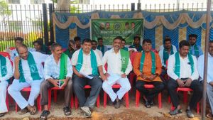 ಮೈಸೂರಿನಲ್ಲಿ ವಿದ್ಯುತ್ ಸಮಸ್ಯೆ ಪರಿಹಾರಕ್ಕೆ ಆಗ್ರಹಿಸಿ ರೈತರ ಪ್ರತಿಭಟನೆ