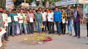 ತುಮಕೂರಿನಲ್ಲಿ ಗುಂಡಿ ಬಿದ್ದ ರಸ್ತೆಗಳಿಗೆ ಜನರಿಂದ ಪೂಜೆ: ಯಾಕೆ?